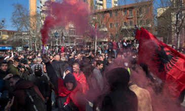Χιλιάδες διαδηλωτές στην Αλβανία ζήτησαν την παραίτηση Ράμα