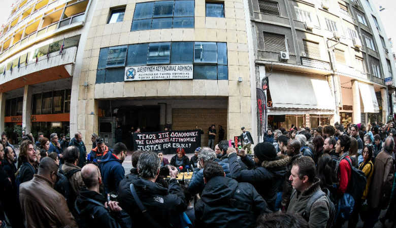 Συγκέντρωση στο Α.Τ Ομονοίας για το θάνατο 35χρονου Νιγηριανού