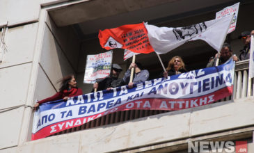 Πανό στα μπαλκόνια του υπουργείου Οικονομικών κρέμασαν οι εργαζόμενοι στου Δήμους