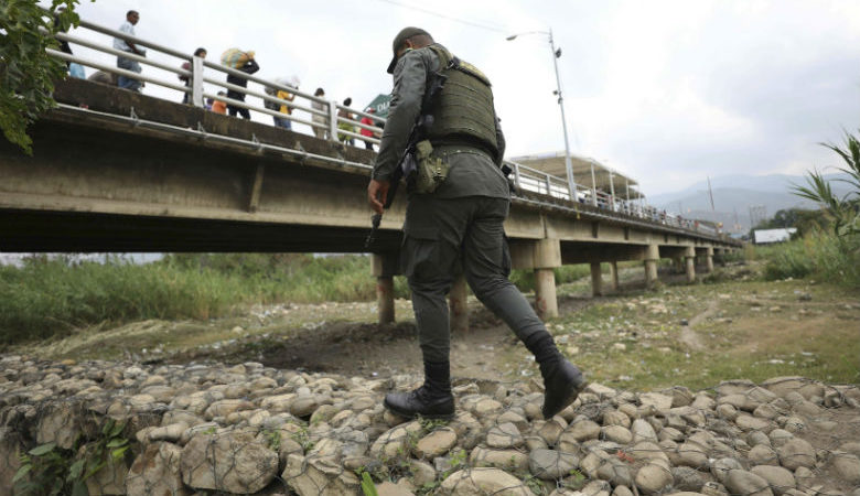 Η Βενεζουέλα κλείνει τα σύνορα με τη Βραζιλία