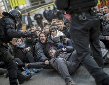 Συγκρούσεις διαδηλωτών με την αστυνομία στην Καταλονία