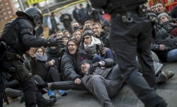 Συγκρούσεις διαδηλωτών με την αστυνομία στην Καταλονία