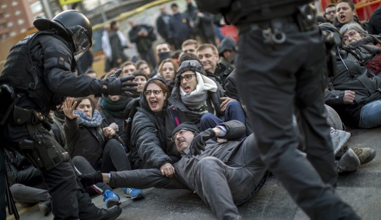 Συγκρούσεις διαδηλωτών με την αστυνομία στην Καταλονία