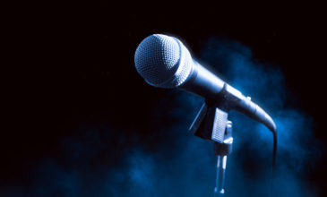 Πέθανε γνωστός τραγουδιστής – Νοσηλευόταν σε ΜΕΘ με κορονοϊό