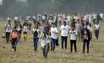Ο στρατός στη Βενεζουέλα διέλυσε με δακρυγόνα συγκέντρωση στα σύνορα με την Κολομβία