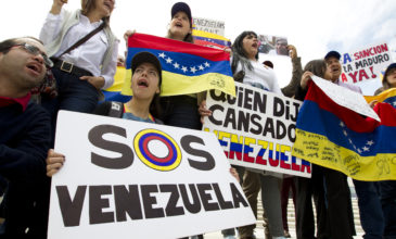 Το πολεμικό ναυτικό της Βενεζουέλας απείλησε με πυρ πλοίο ανθρωπιστικής βοήθειας