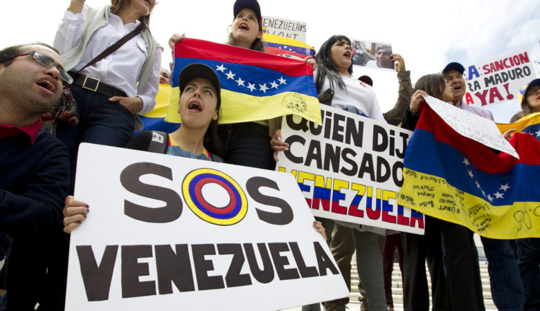 Το πολεμικό ναυτικό της Βενεζουέλας απείλησε με πυρ πλοίο ανθρωπιστικής βοήθειας