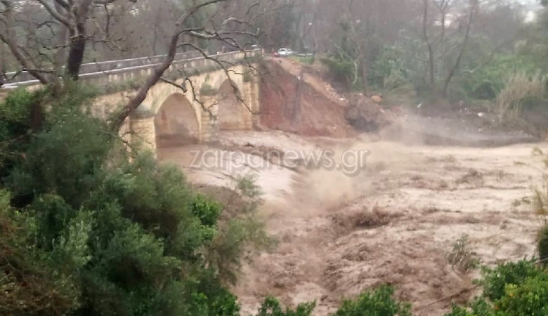 Κατέρρευσε η ιστορική γέφυρα του Κερίτη στα Χανιά λόγω κακοκαιρίας