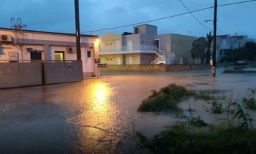 Εκκενώνονται σπίτια στον Πλατανιά Ρεθύμνου λόγω των πλημμυρών