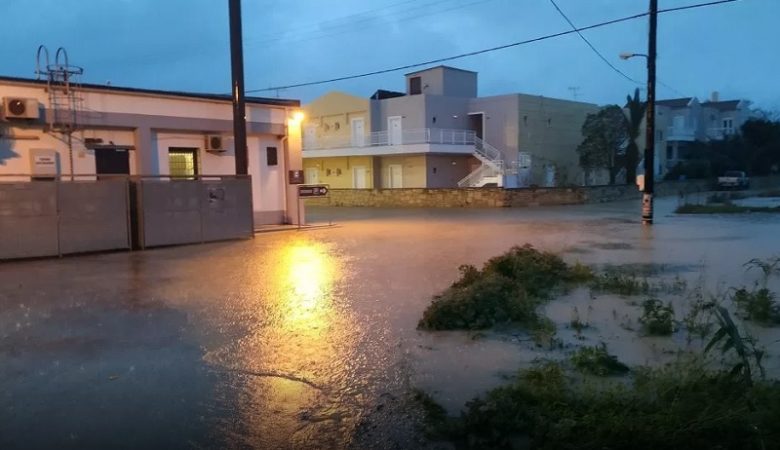 Εκκενώνονται σπίτια στον Πλατανιά Ρεθύμνου λόγω των πλημμυρών