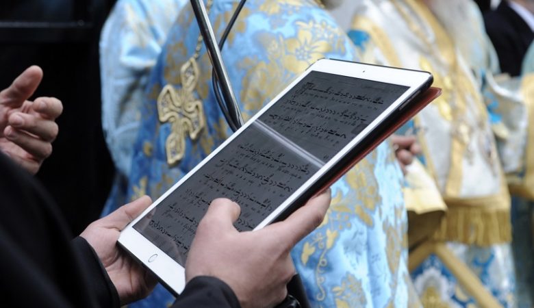 «Μπλόκο» της εκκλησίας στη χρήση tablets και smartphones από ιεροψάλτες