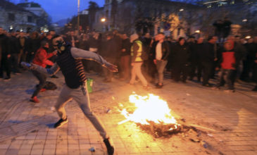 Φωτιές και δακρυγόνα σε διαδηλώσεις στα Τίρανα