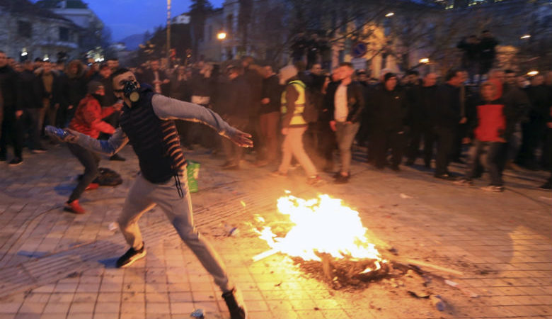 Φωτιές και δακρυγόνα σε διαδηλώσεις στα Τίρανα