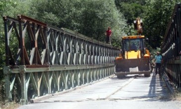 Ο στρατός στήνει γέφυρες στα αποκομμένα χωριά στα Χανιά