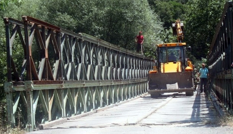 Ο στρατός στήνει γέφυρες στα αποκομμένα χωριά στα Χανιά