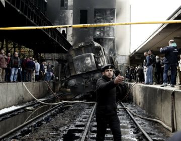 Εικόνες από την έκρηξη και την πυρκαγιά σε σιδηροδρομικό σταθμό στο Κάιρο