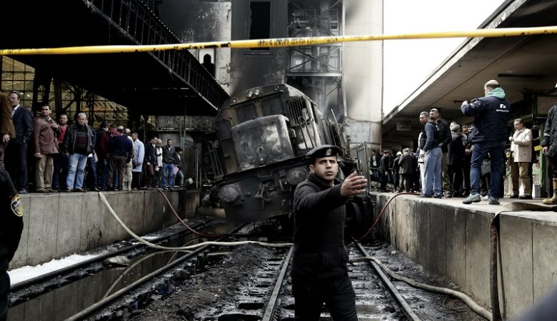 Εικόνες από την έκρηξη και την πυρκαγιά σε σιδηροδρομικό σταθμό στο Κάιρο