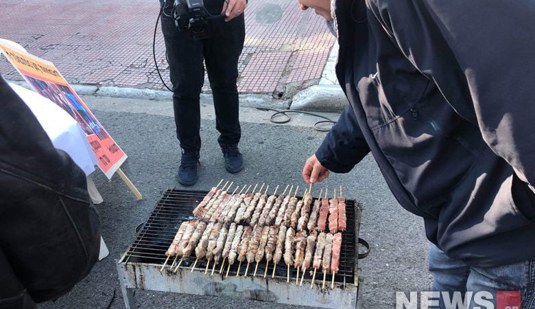 Διαμαρτυρία της ΠΟΕΔΗΝ στη Βουλή με…σουβλάκια