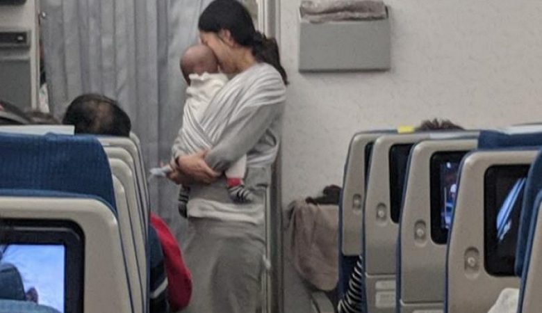 Μοίρασε στους επιβάτες ωτοασπίδες για να μην τους ενοχλήσει το κλάμα του μωρού της