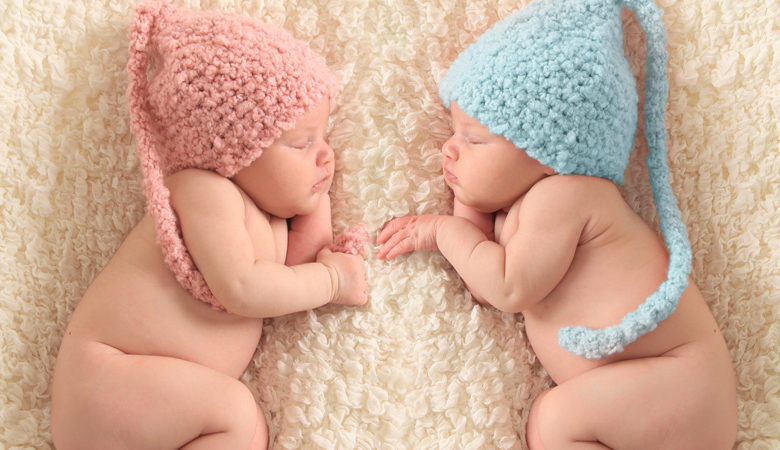 Εκτοξεύθηκαν οι γεννήσεις διδύμων – Ένα στα 42 παιδιά που γεννιέται, είναι δίδυμο