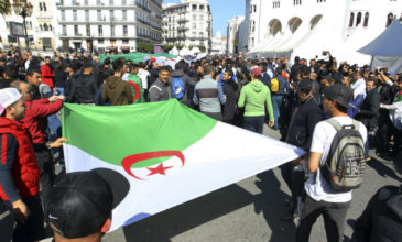 Ογκώδεις διαδηλώσεις στην Αλγερία κατά του προέδρου Μπουτεφλίκα