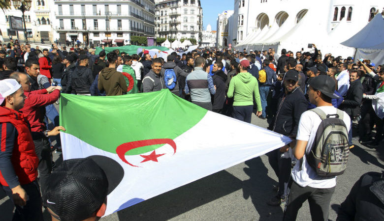 Ογκώδεις διαδηλώσεις στην Αλγερία κατά του προέδρου Μπουτεφλίκα
