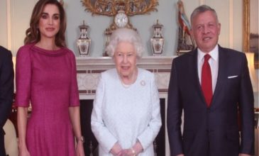 Το μελανιασμένο χέρι της βασίλισσας Ελισάβετ που προκάλεσε ανησυχία στη Βρετανία