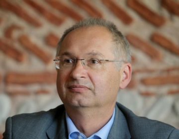 Σάλος με Σλοβένο βουλευτή που έκλεψε… ένα σάντουιτς