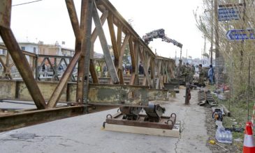 Ολοκληρώθηκαν οι εργασίες τοποθέτησης των δύο στρατιωτικών γεφυρών στα Χανιά