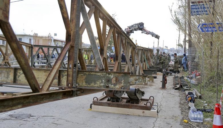 Ολοκληρώθηκαν οι εργασίες τοποθέτησης των δύο στρατιωτικών γεφυρών στα Χανιά