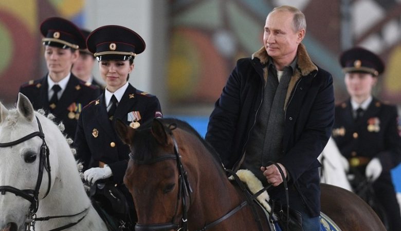 Ο Πούτιν κάνει ιππασία με γυναίκες αστυνομικούς