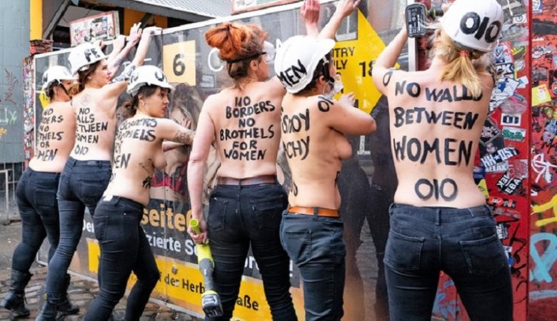 Ακτιβίστριες Femen ρίχνουν την πύλη εισόδου σε δρόμο με οίκους ανοχής