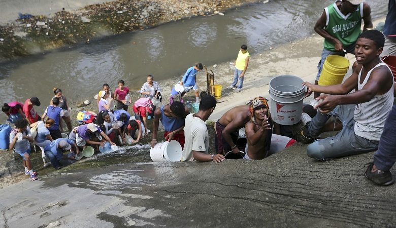 Οι κάτοικοι της Βενεζουέλας αναζητούν νερό δίπλα στα λύματα