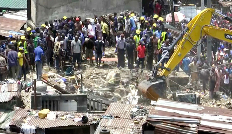Τουλάχιστον δέκα μαθητές είναι παγιδευμένοι στα συντρίμμια του κτιρίου που κατέρρευσε στη Νιγηρία