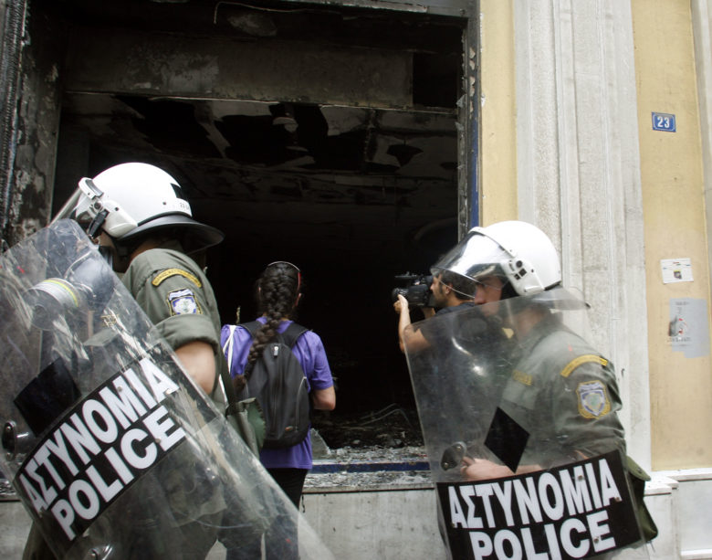 Η γυναίκα στο φλεγόμενο μπαλκόνι της Marfin ξεσπά κατά του Κυρίτση