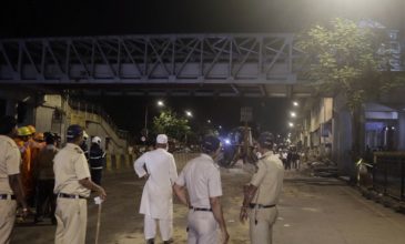Πέντε νεκροί από πτώση πεζογέφυρας στην Ινδία