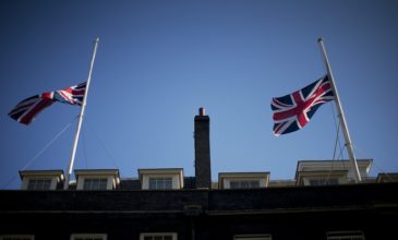 Μεσίστιες οι σημαίες στη Βρετανία για το μακελειό στη Νέα Ζηλανδία