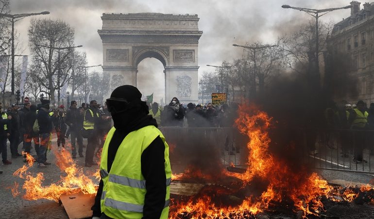 Νέες συγκρούσεις με τα «κίτρινα γιλέκα» στο Παρίσι