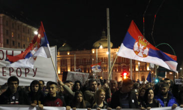 Διαδηλωτές κρατούν τον Βούτσιτς αποκλεισμένο στο προεδρικό μέγαρο