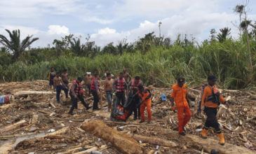 Φονικές πλημμύρες στην Ινδονησία – Τουλάχιστον 42 νεκροί