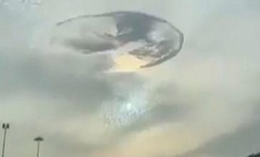Μυστηριώδης τρύπα εμφανίστηκε στον ουρανό του Άμπου Ντάμπι