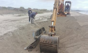 Ξέθαψαν τζιπ από την άμμο σε παραλία της Πρέβεζας