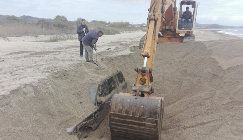 Ξέθαψαν τζιπ από την άμμο σε παραλία της Πρέβεζας