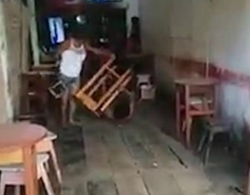 Έν εξάλλω έσπασε καρέκλα στο κεφάλι του συζύγου