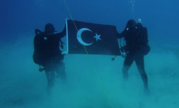 Τούρκοι βατραχάνθρωποι με την σημαία τους στον βυθό της Σούδας