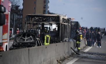 Οδηγός σχολικού λεωφορείου με 51 μαθητές του έβαλε φωτιά