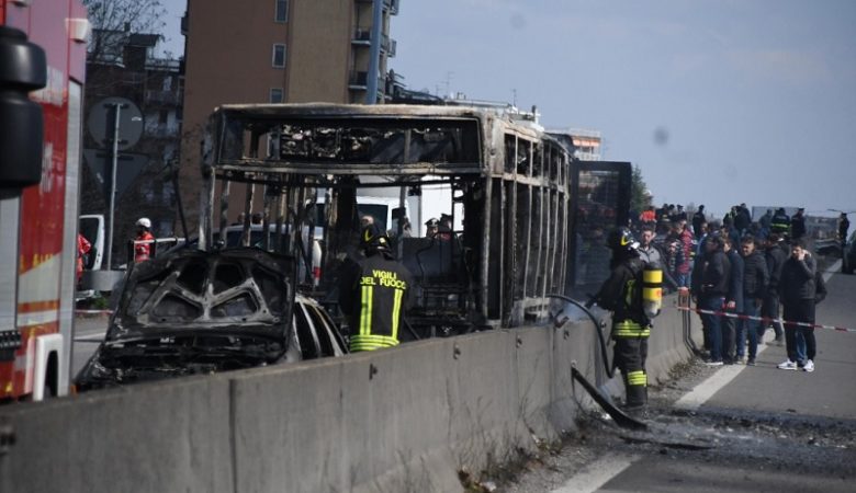 Οδηγός σχολικού λεωφορείου με 51 μαθητές του έβαλε φωτιά
