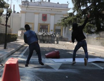Συμπλοκές και δακρυγόνα σε διαδήλωση στα Τίρανα