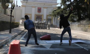 Συμπλοκές και δακρυγόνα σε διαδήλωση στα Τίρανα