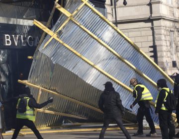 Κατεβαίνει ο στρατός στο Παρίσι απέναντι στα «κίτρινα γιλέκα»
